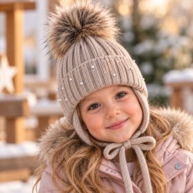   Kötött téli babasapka 48–50 cm – bézs, gyöngyös, megkötős