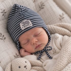 Polár babasapka 36 cm – kék csíkos, megkötős