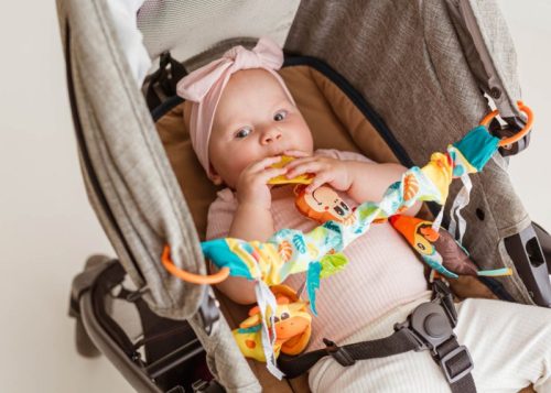 Bali Bazoo babakocsi játék Colourful – színes fejlesztő függő játék babáknak