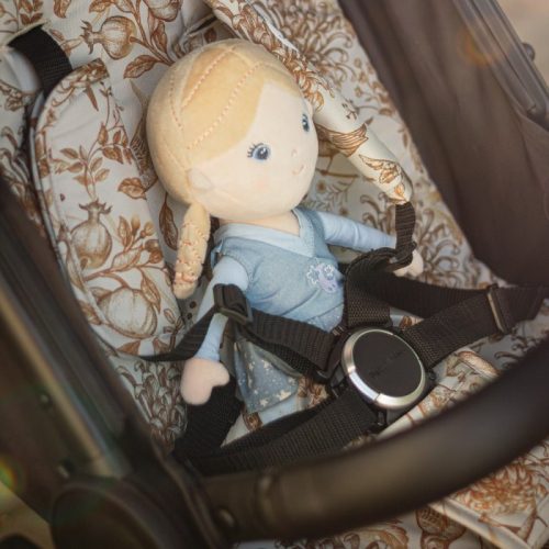 Petite&Mars Elise plüss játékbaba 35 cm – puha ölelhető baba 0 hónapos kortól